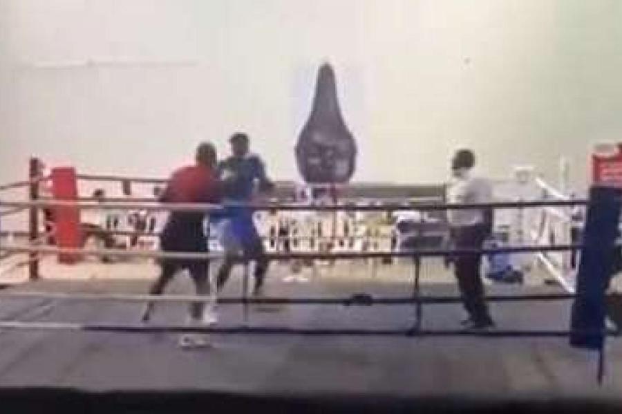 Боксер-тяжеловес нокаутировал соперника за 15 секунд