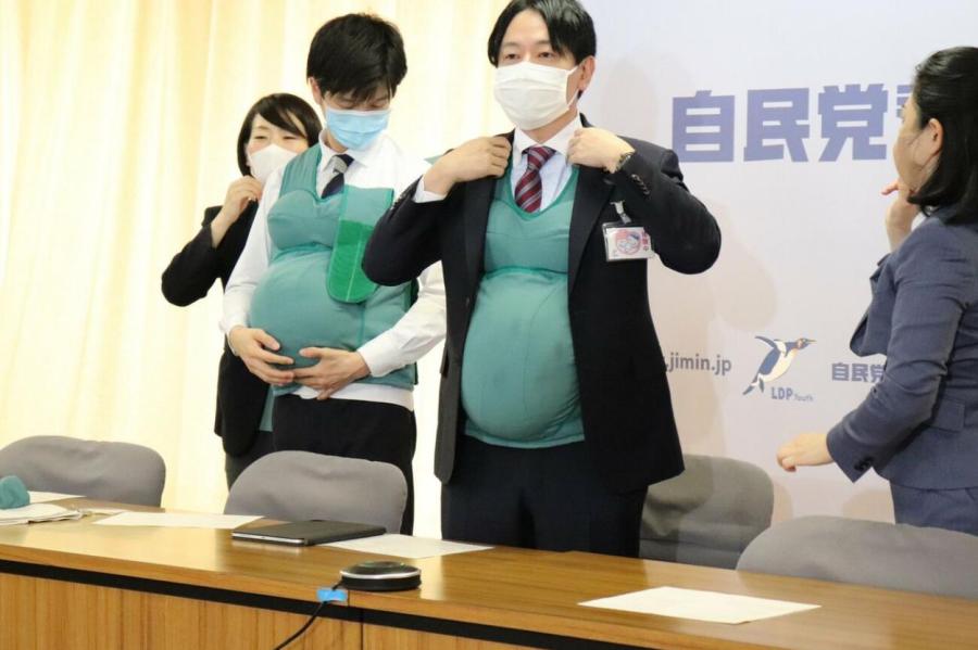 Японские мужчины-депутаты надели искусственные животы