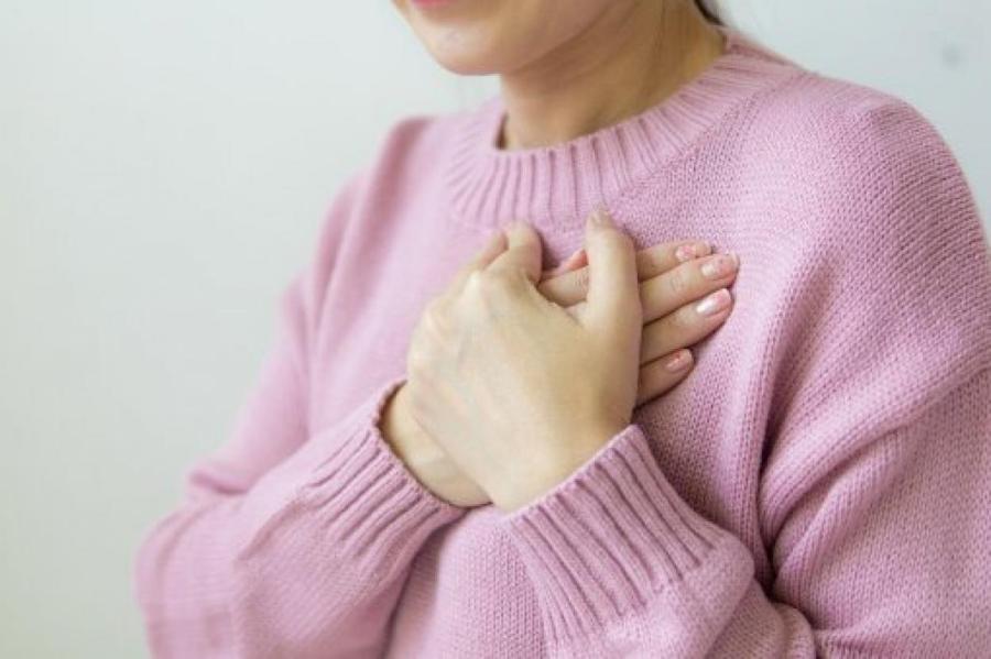 Почему болит грудь перед месячными: ответ маммолога