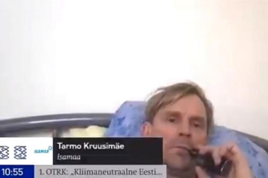 Эстонский хит: депутат во время заседания курит и слушает музыку