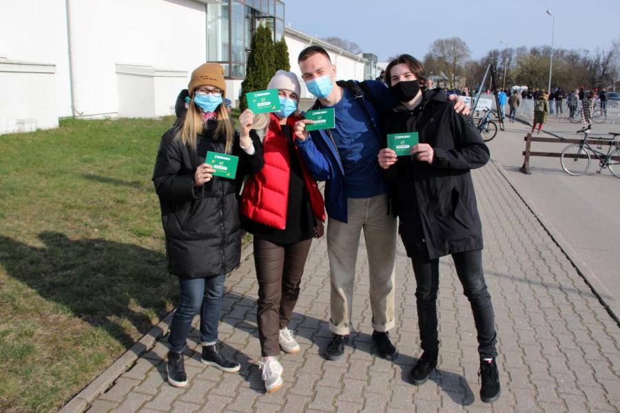 Кто часами стоит в очередях на вакцинацию в Латвии? Много молодёжи (ФОТО, ВИДЕО)