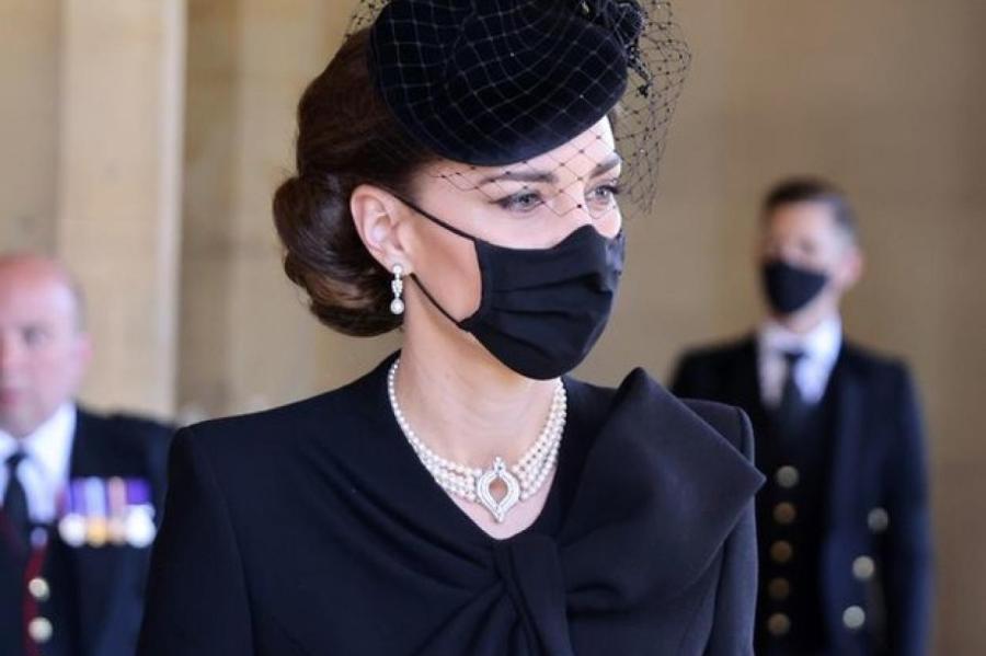 Королева Елизавета II одолжила Кейт Миддлтон украшение, подаренное ей на свадьбу