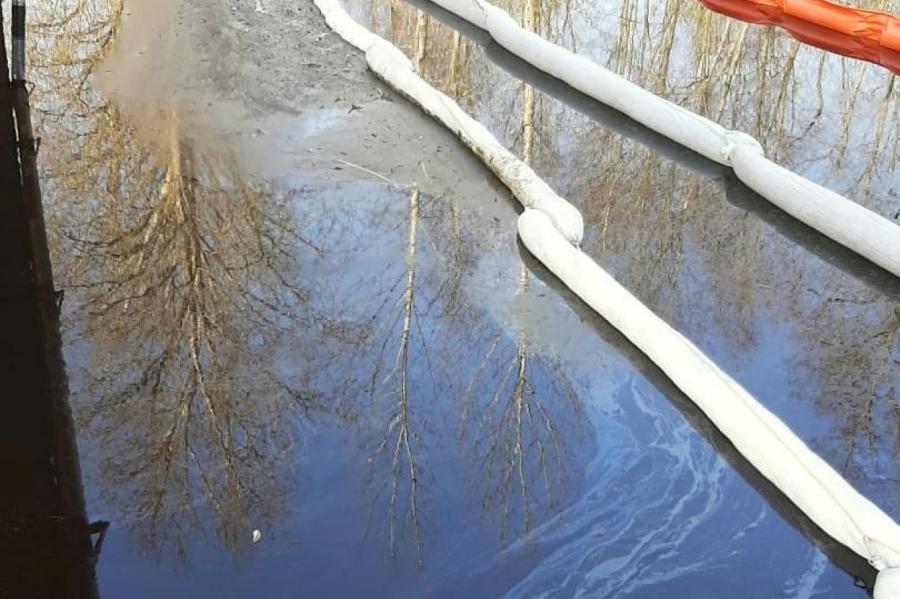 Нефтяное загрязнение в реке Иецаве растянулось на полкилометра