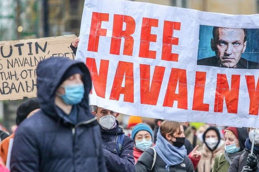 “Может умереть в любой момент”. Почему врачи призывают срочно спасать Навального