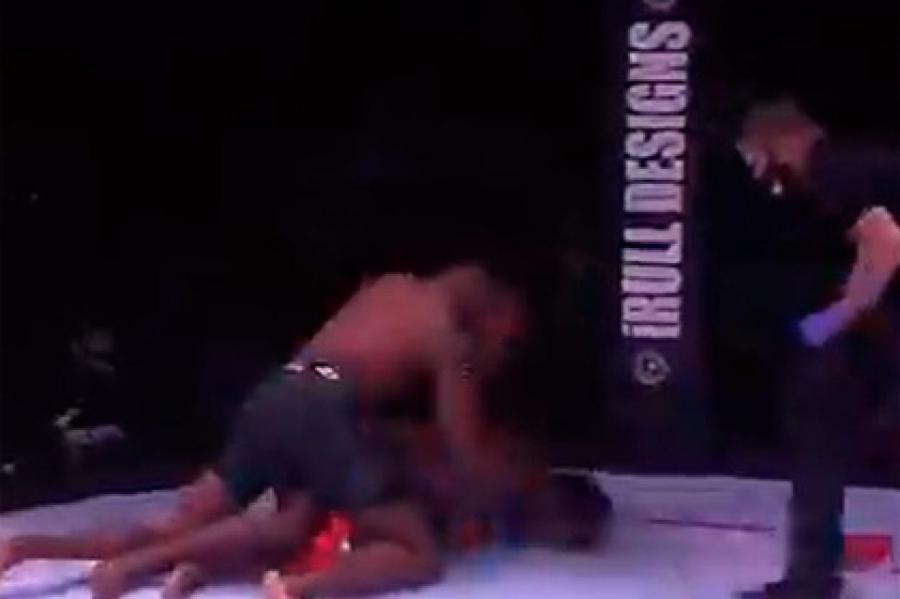 Боец MMA обрушил соперника ударом колена в прыжке и добил его