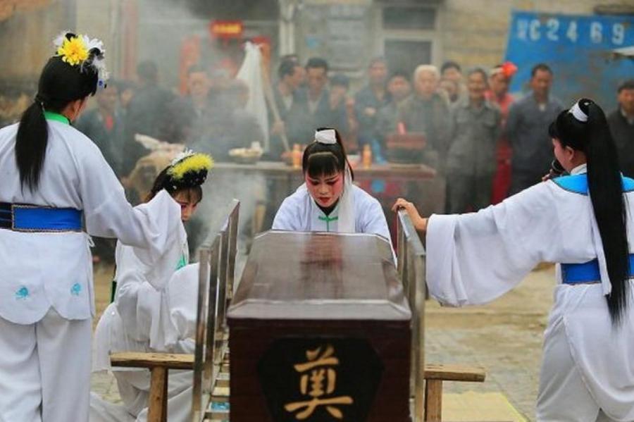 Китайская семья наняла убийцу, чтобы подменить тело родственника на похоронах