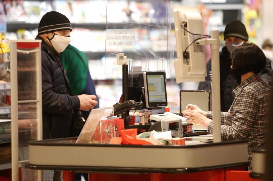 93% жителей Латвии утверждают, что носят маски и соблюдают дистанцию в магазинах