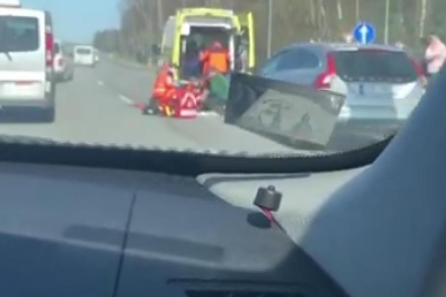 На пешеходном переходе дороги Рига-Саласпилс машина сбила человека (+ВИДЕО)