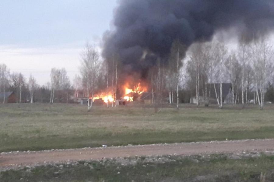 Чудовищный пожар в Елгаве: горят сразу несколько домов и машины