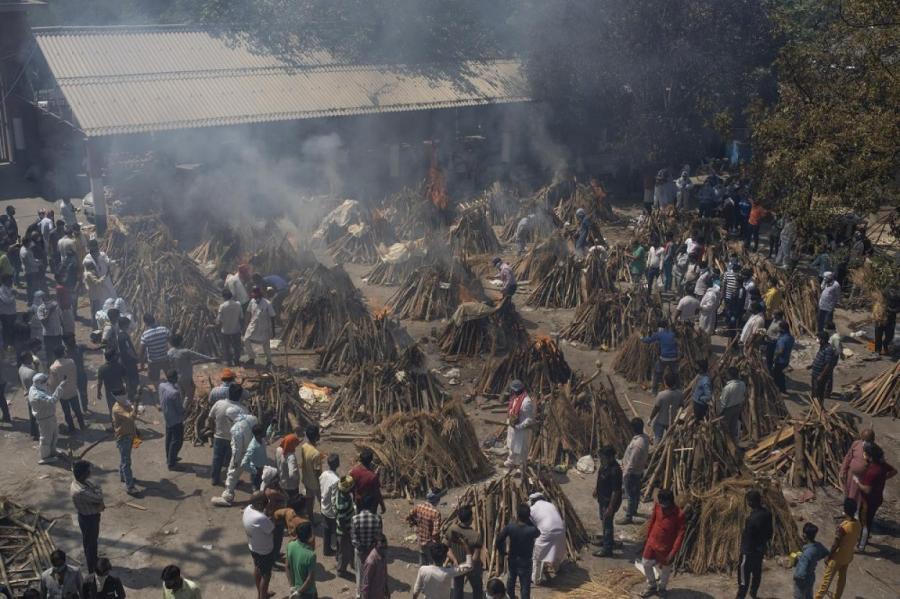 В Индии умерших от ковида сжигают уже прямо на улицах
