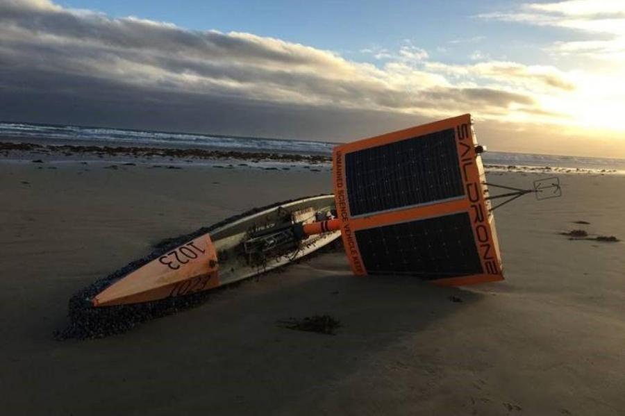 В Австралии на берег выбросило «таинственную» лодку-призрак