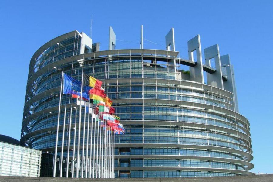 Десятки депутатов Европарламента требуют выслать из ЕС российских дипломатов