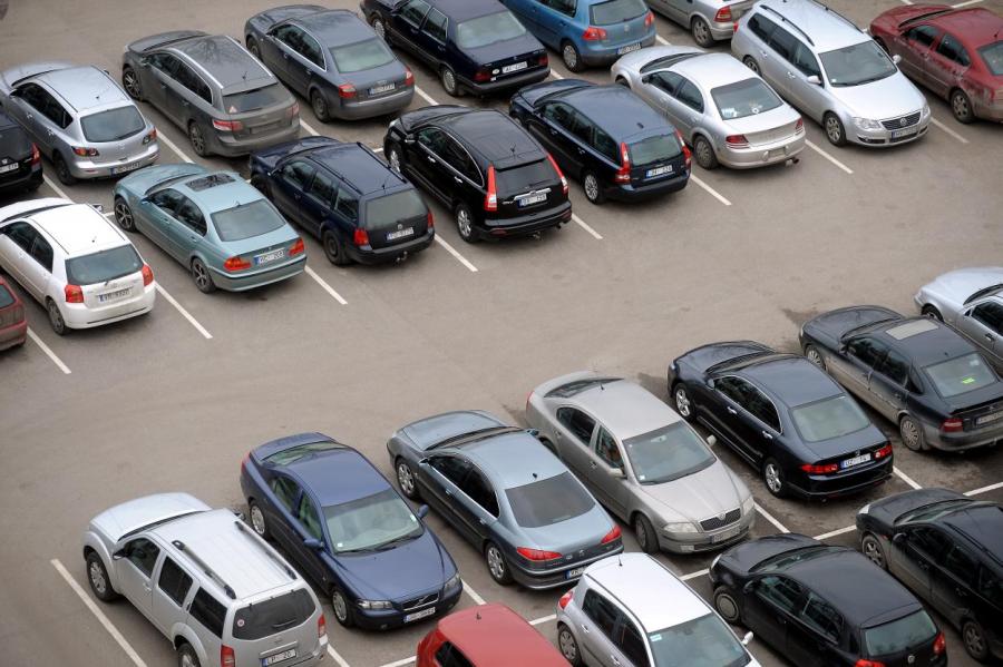 Современные авто не помещаются на латвийских парковках. Что делать?