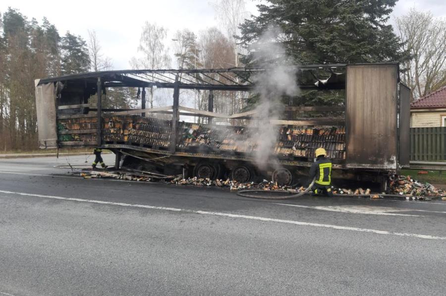 На Таллинском шоссе сгорела фура с соками