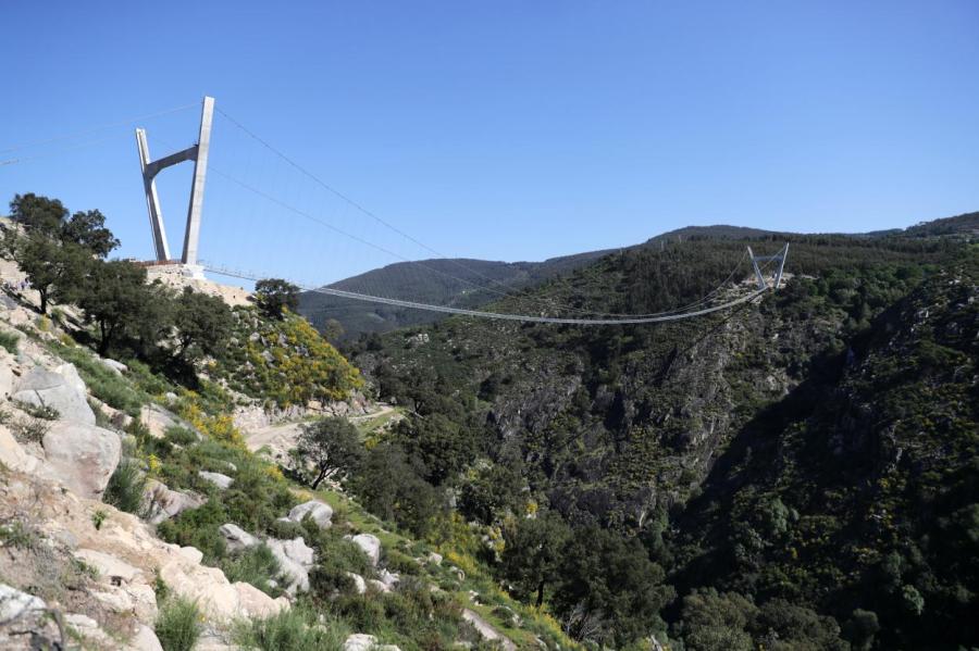 В Португалии открыли самый длинный в мире пешеходный подвесной мост