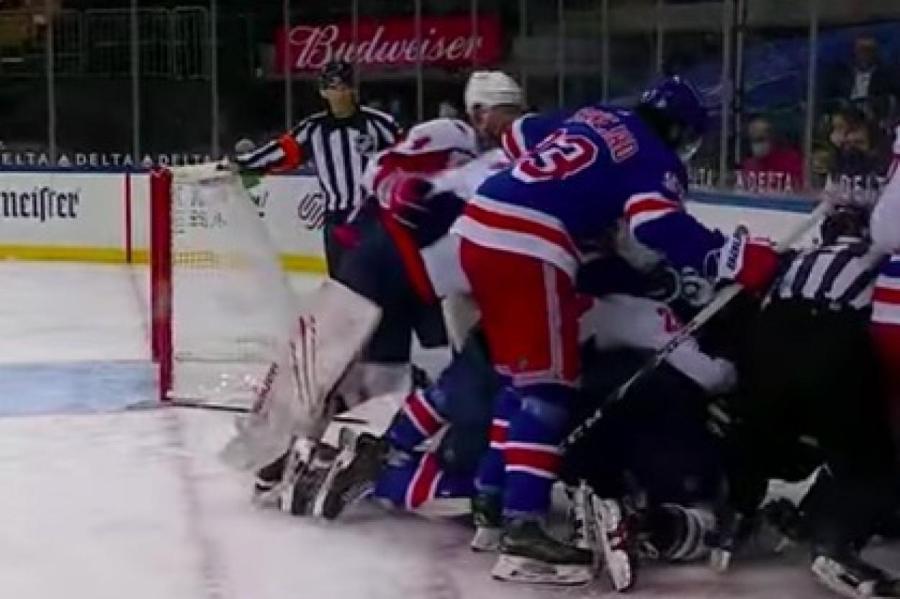 Канадский хоккеист избил Панарина и ударил лежащего россиянина в матче НХЛ