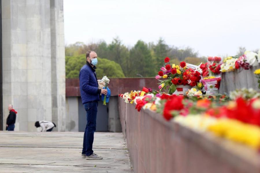 9 мая можно будет возложить цветы к памятнику Освободителям Риги