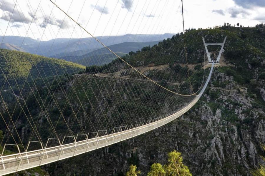 В Португалии открыли самый длинный подвесной мост в мире