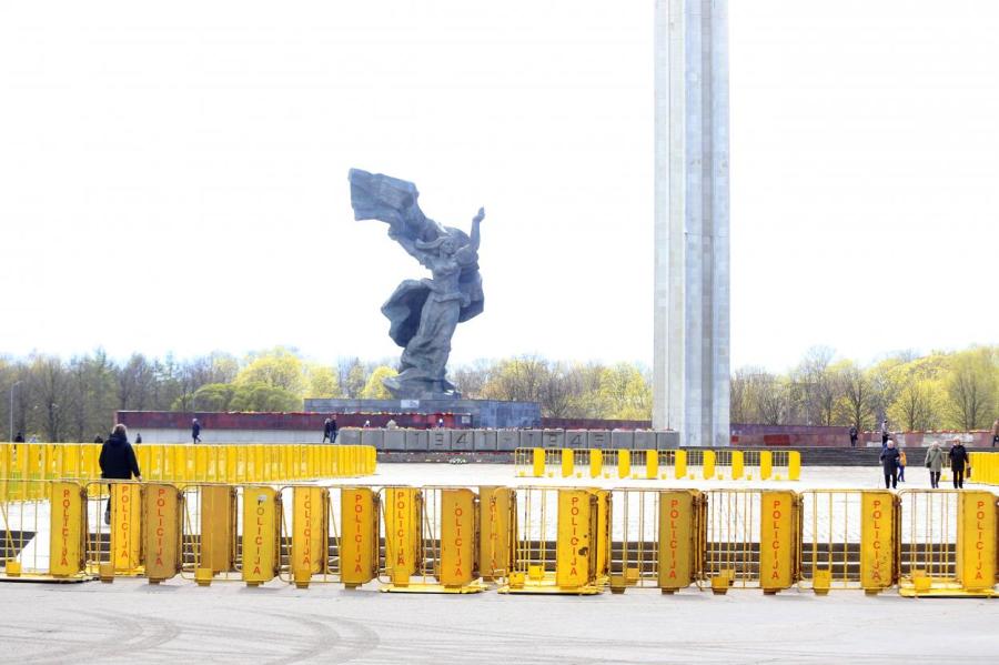 Полиция запретила прямой доступ к памятнику в парке Победы в Риге