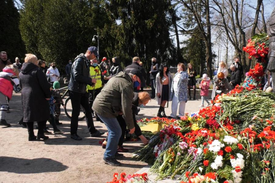 В Таллине 9 мая не решились ограничивать возложение цветов (ВИДЕО)