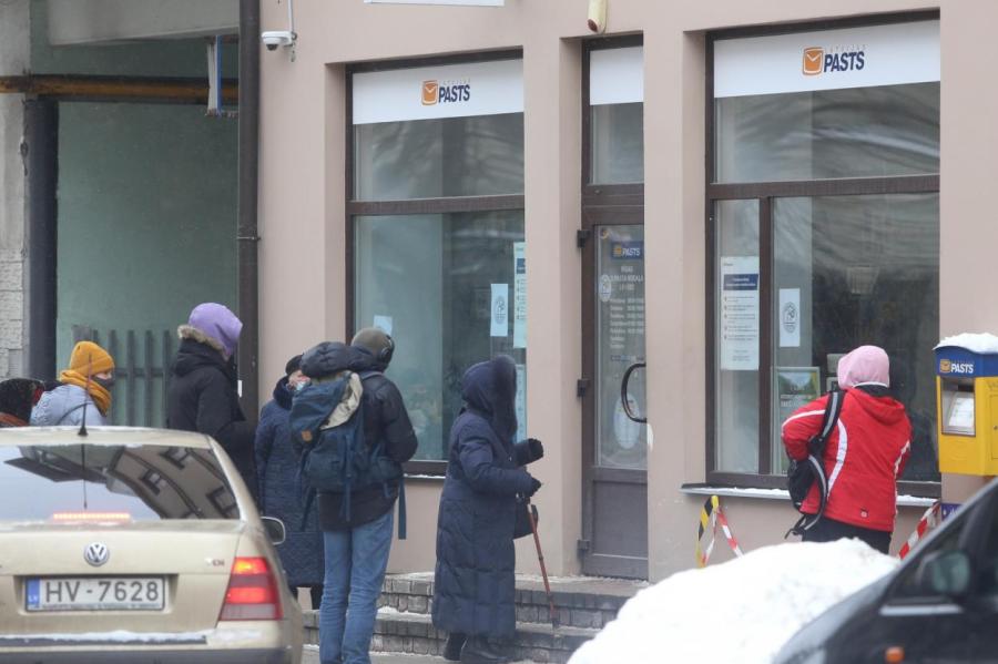 Атакуемый клиентами Latvijas pasts решил работать и по субботам. Но не везде