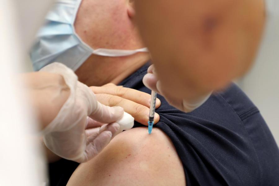 В центре вакцинации на Рижском центральном рынке будет свободный час для пожилых