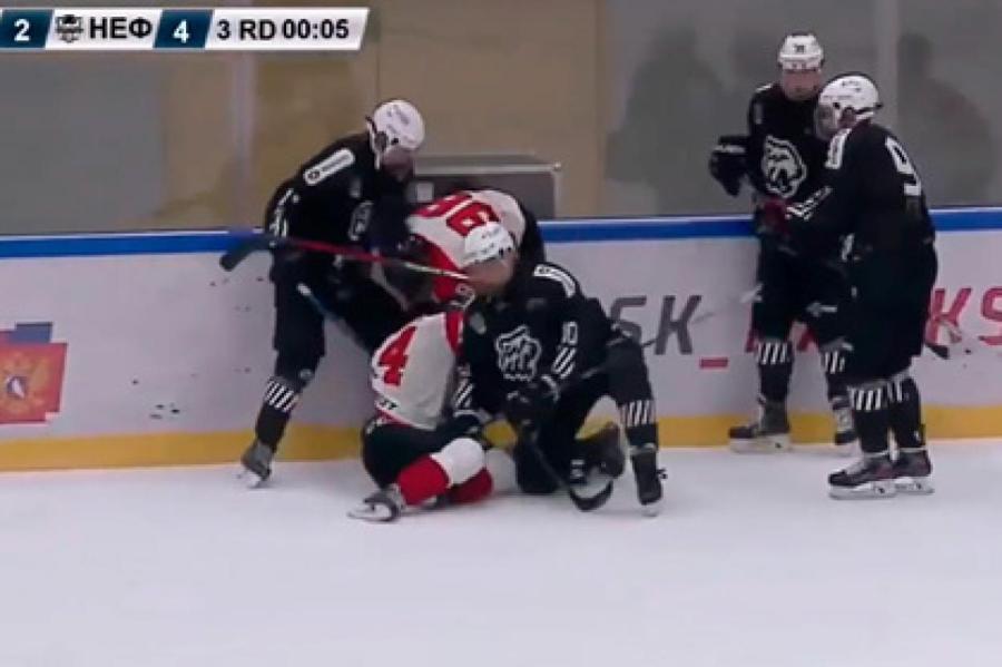 Российские хоккеисты устроили массовую драку в матче юниорской лиги