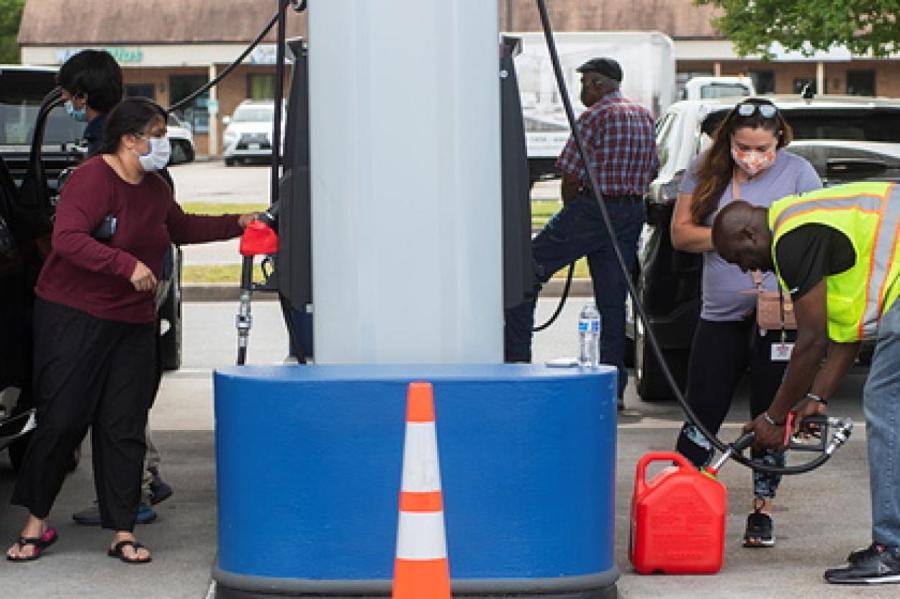 Американцы начали разливать бензин по пластиковым пакетам