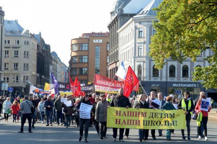 Юрист: русская община Латвии обречена, да ей и все равно