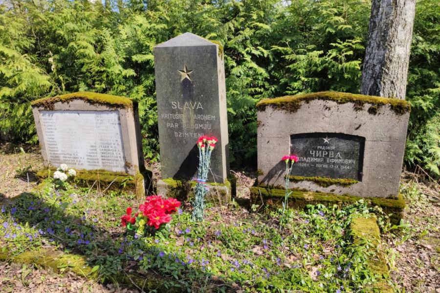 "Наши павшие — как часовые…": что происходит на воинских захоронениях Латвии