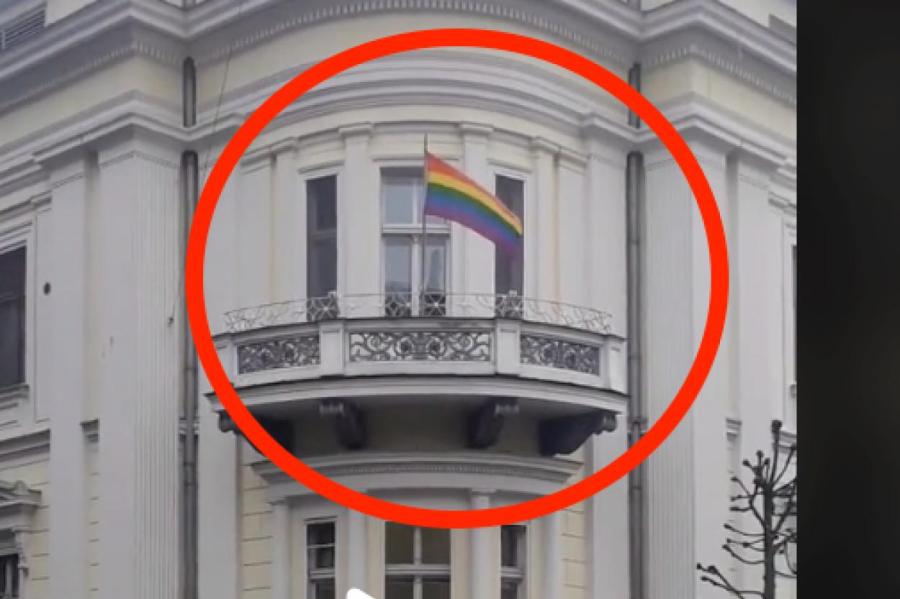 Посольство Великобритании в Латвии водрузило «флаг гордости» (ВИДЕО)