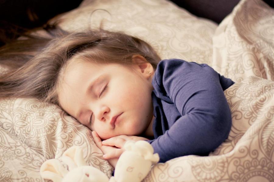 Ребенок во сне скрипит зубами: что делать?