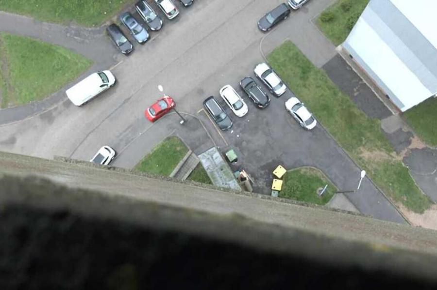 Девушка-подросток осталась жива, спрыгнув с 16-этажной высотки в Плявниеках