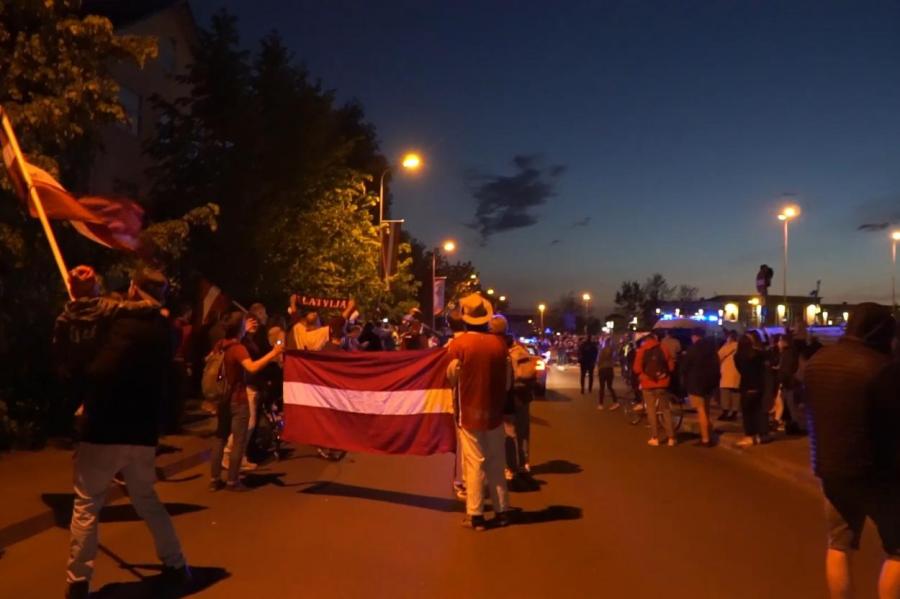 Сотни болельщиков вышли на улицы Риги отпраздновать историческую победу (ВИДЕО)