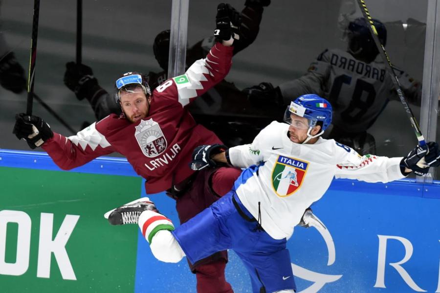 Латвия забросила Италии пять шайб, но почти половину не засчитали (ВИДЕО)