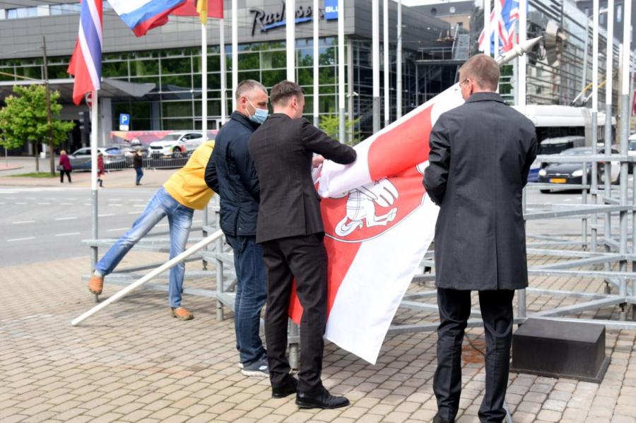 Латвия и Белоруссия высылают послов из-за скандала с флагом