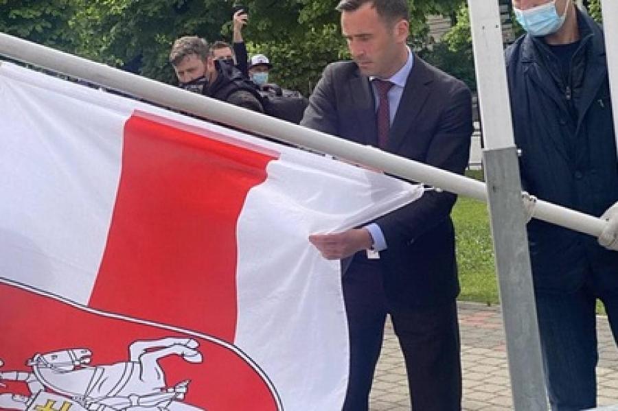 Ринкевич заменил флаг Беларуси на отеле хоккеистов в Риге на красно-белый