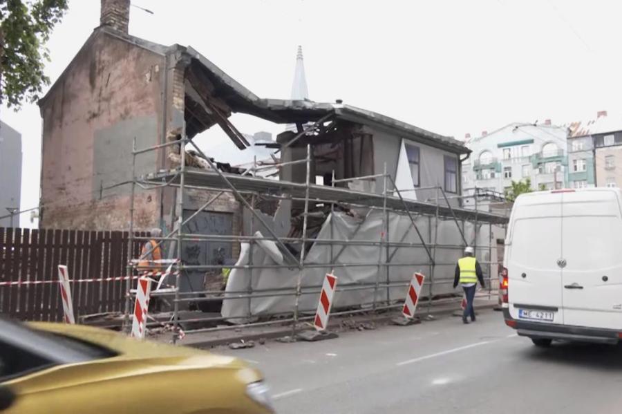 Опасная ситуация на улице Авоту: внезапно обрушилась стена дома