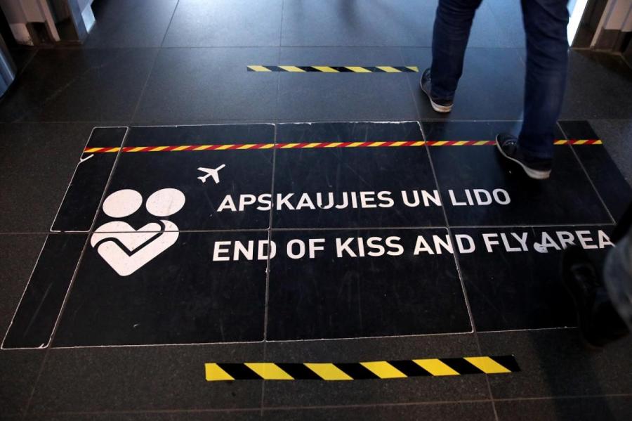 В аэропорту «Рига» объяснили, почему не могут прекратить унижение пассажиров