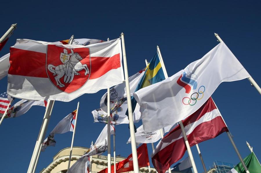 В Риге полицейские не позволили вывесить государственный флаг Белоруссии (ВИДЕО)