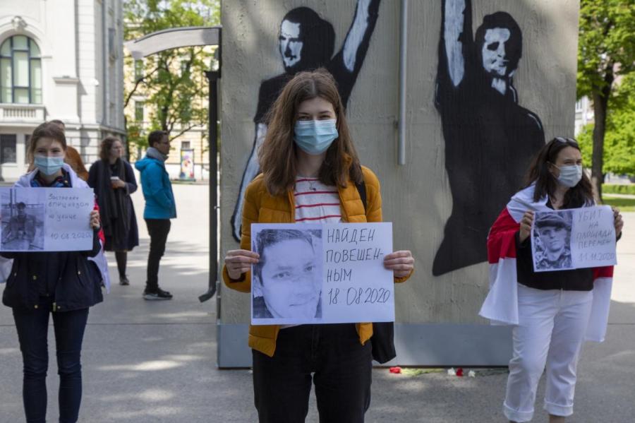 Стакис - супермен! В Риге прошел пикет солидарности с Белоруссией