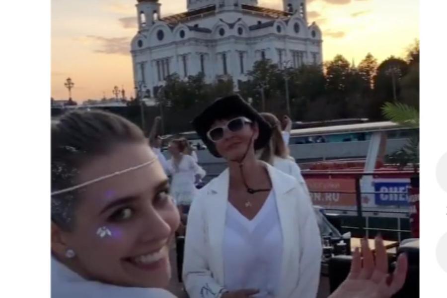 Ирина Хакамада станцевала на фоне храма в Москве (ВИДЕО)