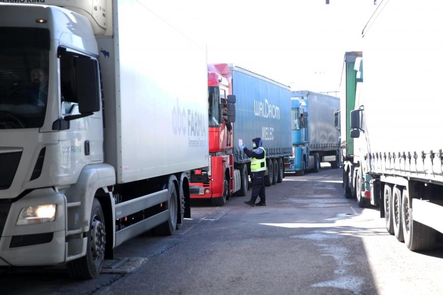 Более 2,6 тысячи грузовиков скопилось на выезд из Белоруссии в страны ЕС