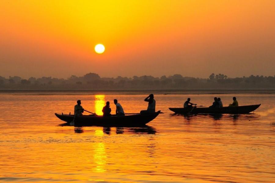 В Индии из реки Ганг выловили шесть тел умерших от COVID-19
