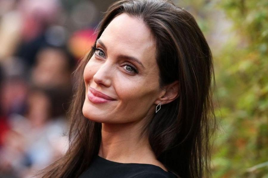 Один аромат и минимум косметики: секреты красоты Анджелины Джоли