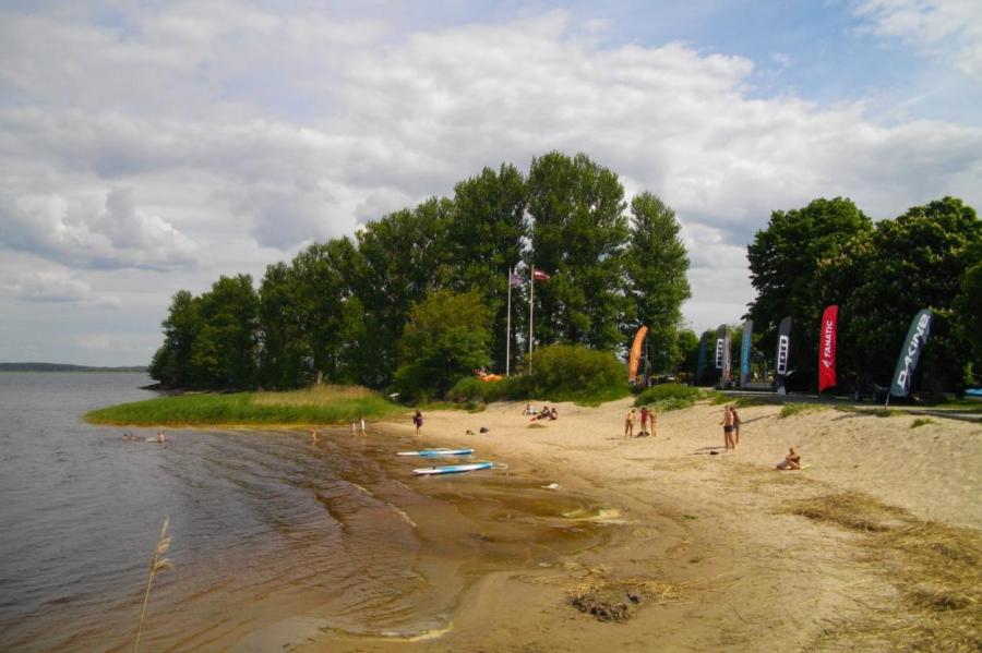 Назло ковиду: рижские пловцы уплывают из бассейнов в реки и озера
