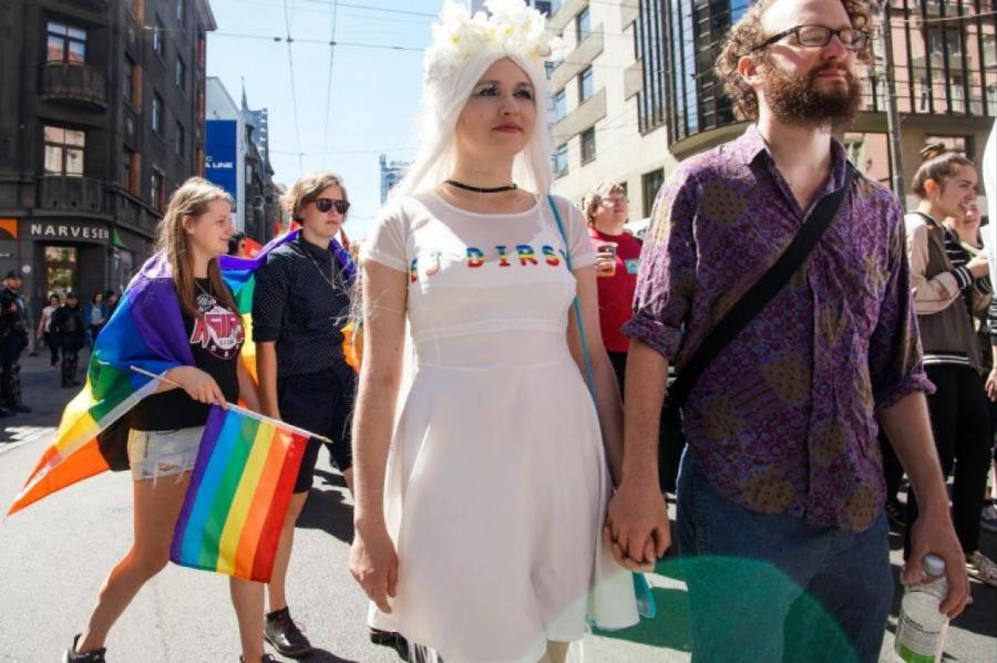 Соцсети: в центре Риге ходят дрэг-квины или трансгендеры? Что происходит (ВИДЕО)