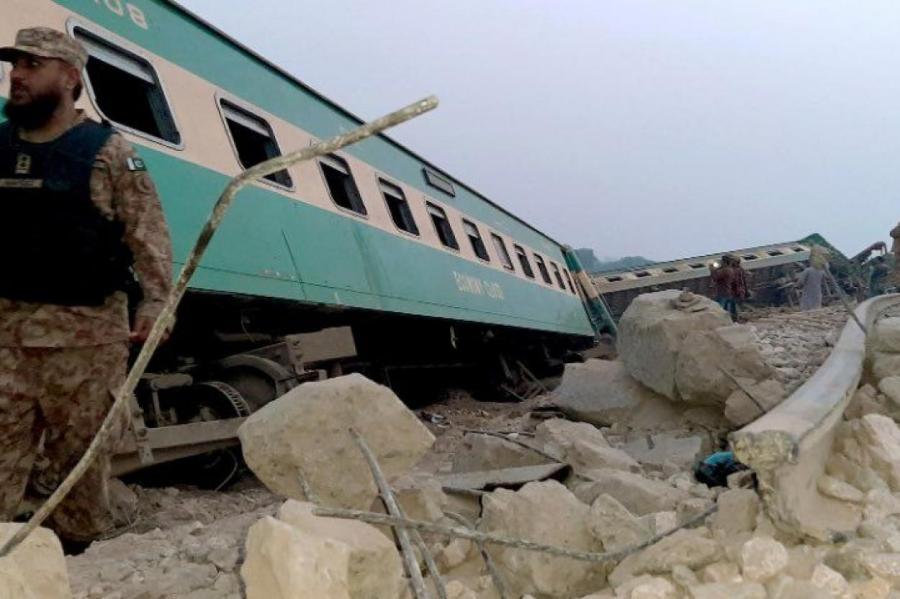 В Пакистане более 50 человек пострадали при столкновении двух поездов