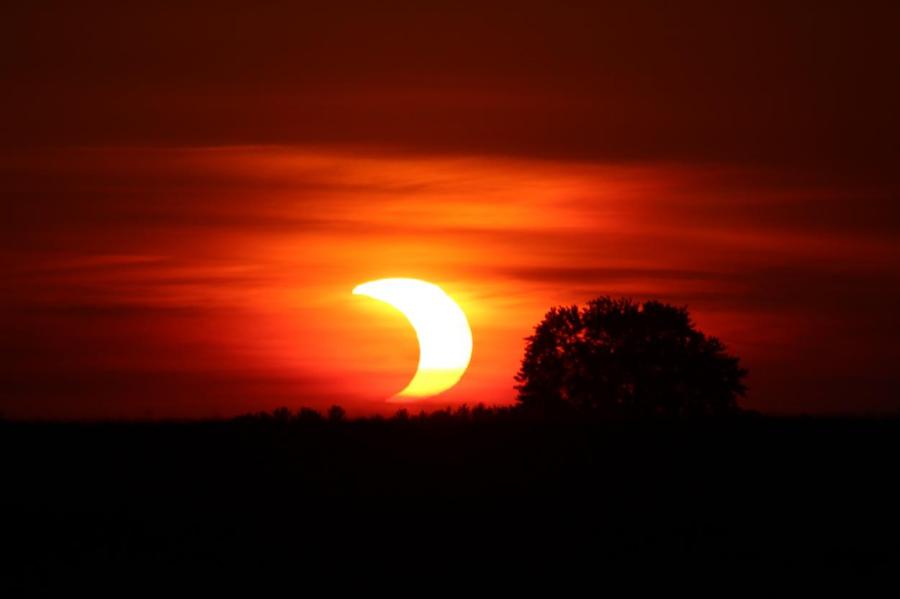 Частичное затмение Солнца: каким его увидели жители – от Латвии до Канады