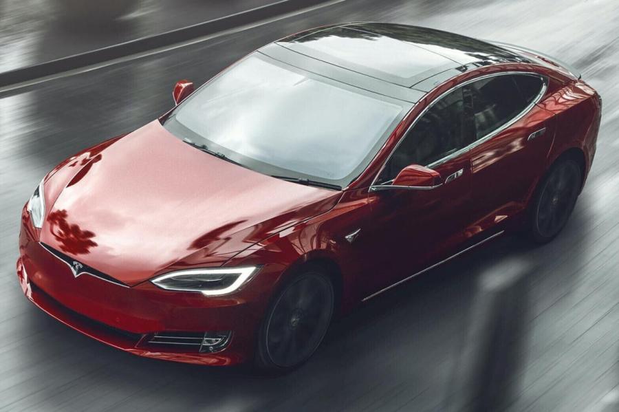 Илон Маск представил "самый быстрый" электромобиль Tesla Model S Plaid